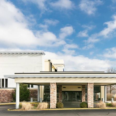 שרונוויל Chester Inn & Suites מראה חיצוני תמונה