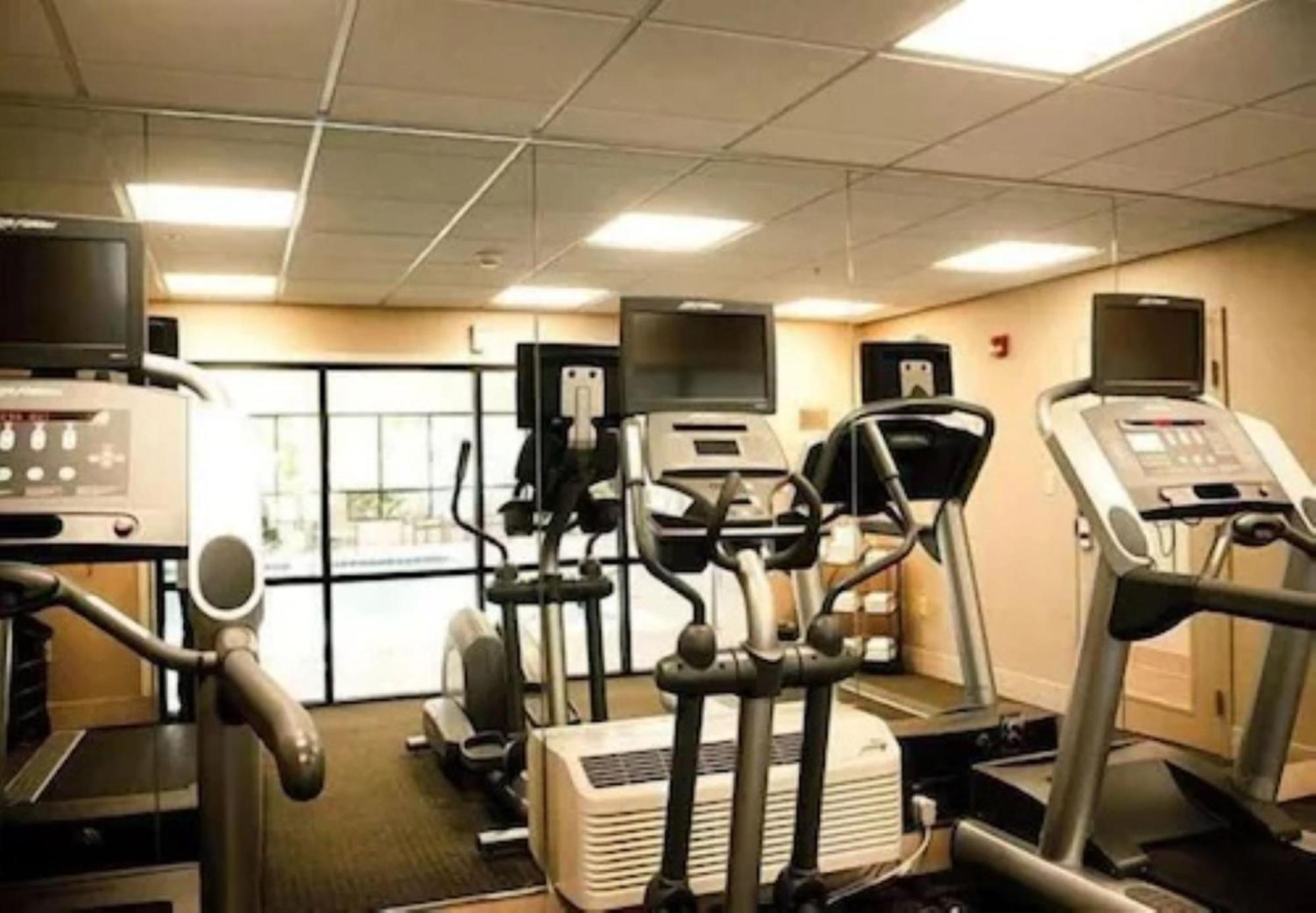 שרונוויל Chester Inn & Suites מראה חיצוני תמונה